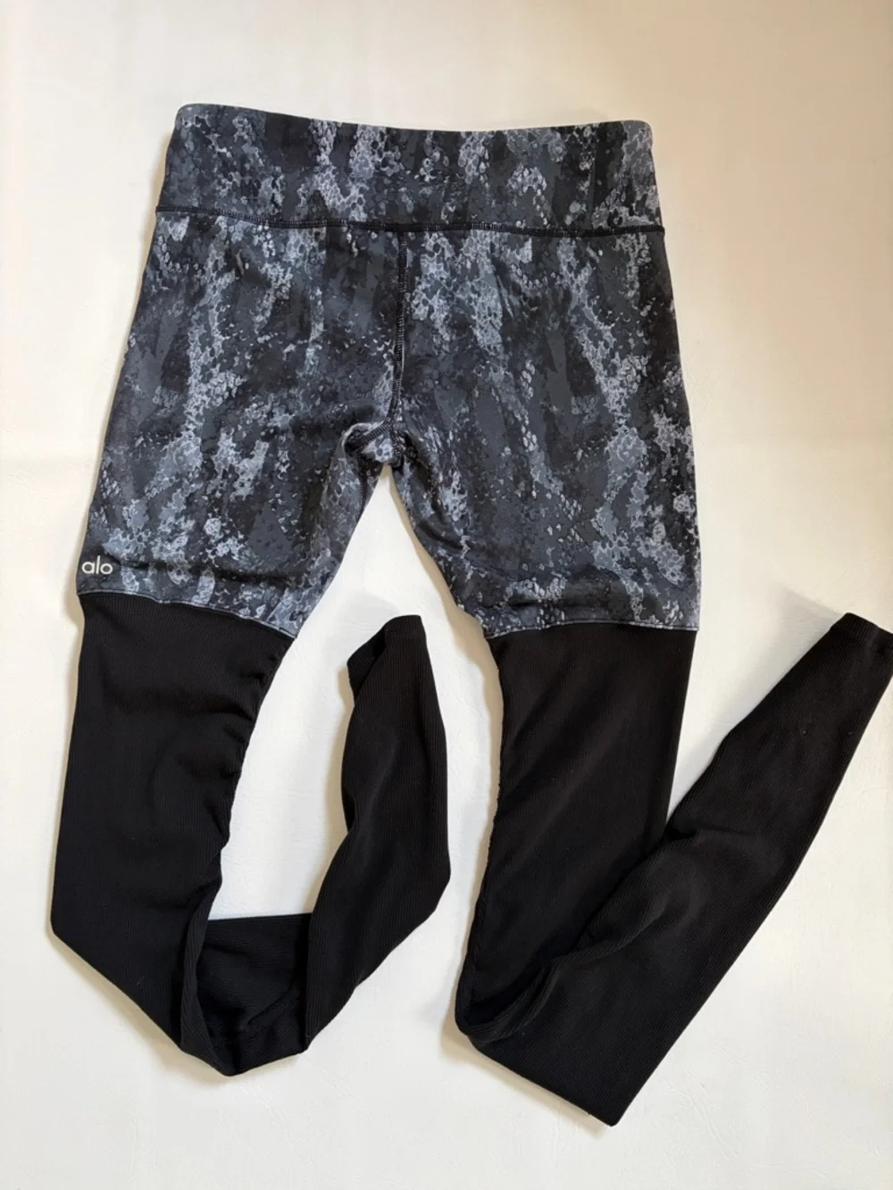 Alo Yoga Women’s Leggings Goddess Ribbed Leggings Black Grey Phyton Print Large